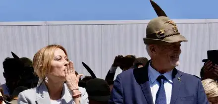 Meloni sfila al raduno degli alpini del Triveneto a Gemona. 'Avevo bisogno di un po' di sano orgoglio nazionale'