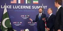 Vance in Svizzera per i colloqui con Teheran. I media iraniani: 'Lo stretto di Hormuz resta chiuso'