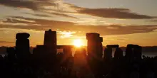 Aspettando il Sole che sorge tra i monoliti di Stonehenge, il fascino del misterioso sito dei druidi