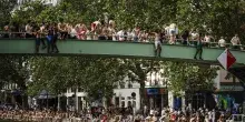 Ondata di caldo in Europa: in Francia alcol vietato nelle zone rosse, tuffi a Parigi