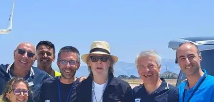 Paul McCartney atterra con un jet privato all'aeroporto di Palermo