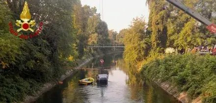 Tre 17enni morti in un'auto precipitata in un canale nel Milanese