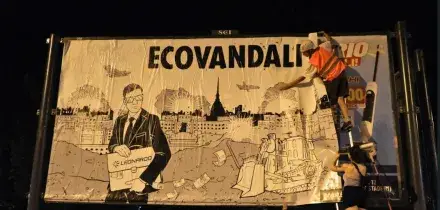 Manifesti Extinction Rebellion a Torino, ecovandalo &egrave; chi produce armi