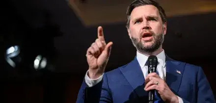 Vance: 'Ok dell'Iran al ritorno degli ispettori dell'Aiea'. Via libera Usa alla vendita di parte del petrolio di Teheran