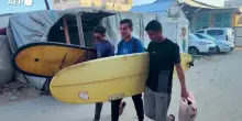 A Gaza, il surf diventa sopravvivenza: "Ci permette di respirare"