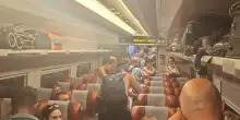Treno fermo in galleria nel Fiorentino, 'a bordo 30 gradi, ora ripartiti'