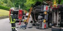 Camion si ribalta nel Pistoiese, morto l'autista