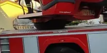 Cade dal tetto di una fabbrica da sette metri d'altezza a Fano, morto 63enne