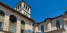 Ad Assisi le sculture di acciaio a specchio di Helidon Xhixha
