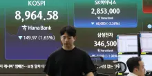 Borsa: il Kospi perde oltre l'8%, Seul attiva il circuit breaker