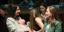 La ministra svedese al Consiglio Ambiente Ue con in braccio il figlio di pochi mesi: "Felice di non dover scegliere"