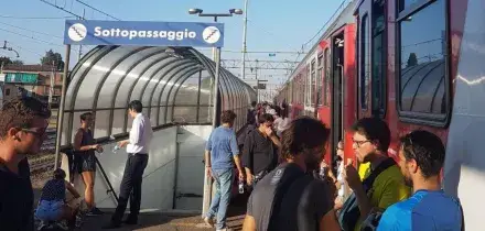 Treno bloccato a Milano per ore con 200 a bordo senza aria condizionata