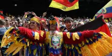 Mondiali: canti e tamburi, show dei tifosi di Ecuador e Germania a Times Square