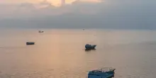 Tensione Usa-Iran su Hormuz, stop agli attacchi reciproci. Domani l'incontro a Doha. Teheran, 'non sono previsti incontri con gli Usa nei prossimi giorni' - Liveblog