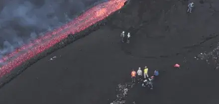 Eruzione spettacolare sull'Etna, la colata lavica tocca quota 2800 metri