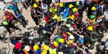 Salvati un uomo e suo figlio. La Guaira una citt&agrave; fantasma, e a scavare anche tanti sciacalli - REPORTAGE