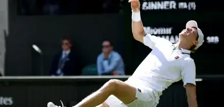 Wimbledon, in campo Sinner-Kecmanovic 4-6, 6-3, 6-7
