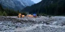 Val Genova, dopo la colata detritica accesso resta chiuso. Recuperati i veicoli