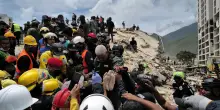 Salvati un uomo e suo figlio. La Guaira una citt&agrave; fantasma, e a scavare anche tanti sciacalli - REPORTAGE