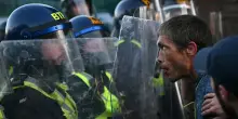 18enne ucciso a Southampton, arresti dopo gli scontri fra manifestanti e agenti
