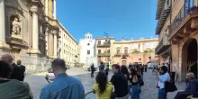 La festa di Lipa e Turner in piazza davanti al palazzo del Gattopardo