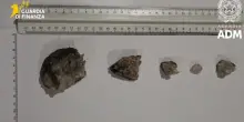 Stalattiti in valigia, turista austriaco fermato all'aeroporto di Cagliari