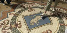 A Milano si &egrave; concluso in Galleria il restauro del mosaico del toro