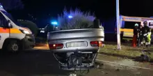 Inseguono auto con famiglia a bordo e ne provocano ribaltamento, 2 arresti