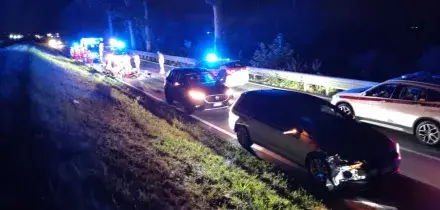 Auto investe due ragazzi in sella alle loro biciclette, morto 19enne nel Reggiano