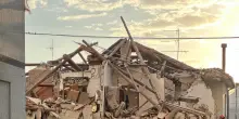 Una palazzina crolla dopo un'esplosione nel Fermano, un morto e due feriti