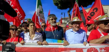 La strage di braccianti, Landini depone fiori alla stazione di servizi. Schlein: 'Il caporalato &egrave; una piaga strutturale, non occasionale'