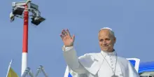 L'aereo con a bordo il Papa &egrave; atterrato all'aeroporto di Madrid