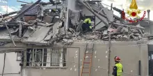 Una palazzina crolla dopo un'esplosione nel Fermano, un morto. Si cerca una donna dispersa
