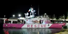 Sbarcati a Crotone i 47 migranti soccorsi dalla Louise Michel