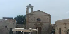 Maxi rissa davanti al suo locale, ha un malore e muore