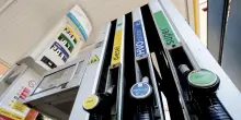 Scendono i prezzi dei carburanti, benzina a 1,881 euro al litro