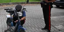 Senza casco in motorino, i carabinieri scoprono che era stato rubato 45 anni fa