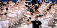 Roberto Bolle a Torino conduce la pi&ugrave; grande lezione di danza alla sbarra del mondo