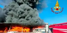 Incendio in un'azienda del Pisano, evacuate una scuola e fabbriche