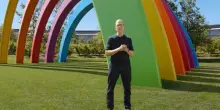 Tim Cook apre la sua ultima conferenza per sviluppatori Apple e anticipa la nuova Siri