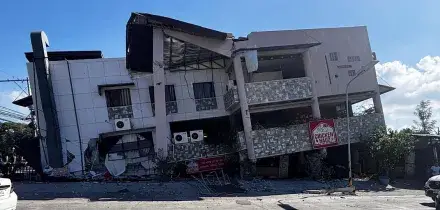 Terremoto di magnitudo 7.8 nelle Filippine: 15 morti e pi&ugrave; di cento feriti