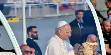 Il Papa &egrave; arrivato allo stadio olimpico Lluis Companys