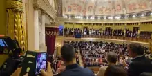 Standing ovation alle Cortes per Papa Leone