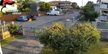 Lancia bottiglia incendiaria contro le auto di una parente, denunciato 70enne