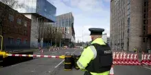 Proteste a Belfast, evacuato un edificio in fiamme
