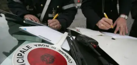 Falso ideologico e peculato, arrestati 5 vigili urbani a Milano