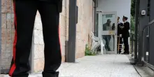 Maschere di Halloween e pistole, rapina alle poste da 100mila euro