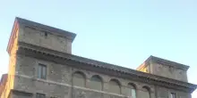 Mano su spalla della presidente del Consiglio comunale, critiche a Bandecchi