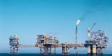 Il petrolio parte stabile, Brent a 100,41 dollari