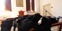 Le adesca promettendo un tatuaggio e le violenta, condannato a 10 anni